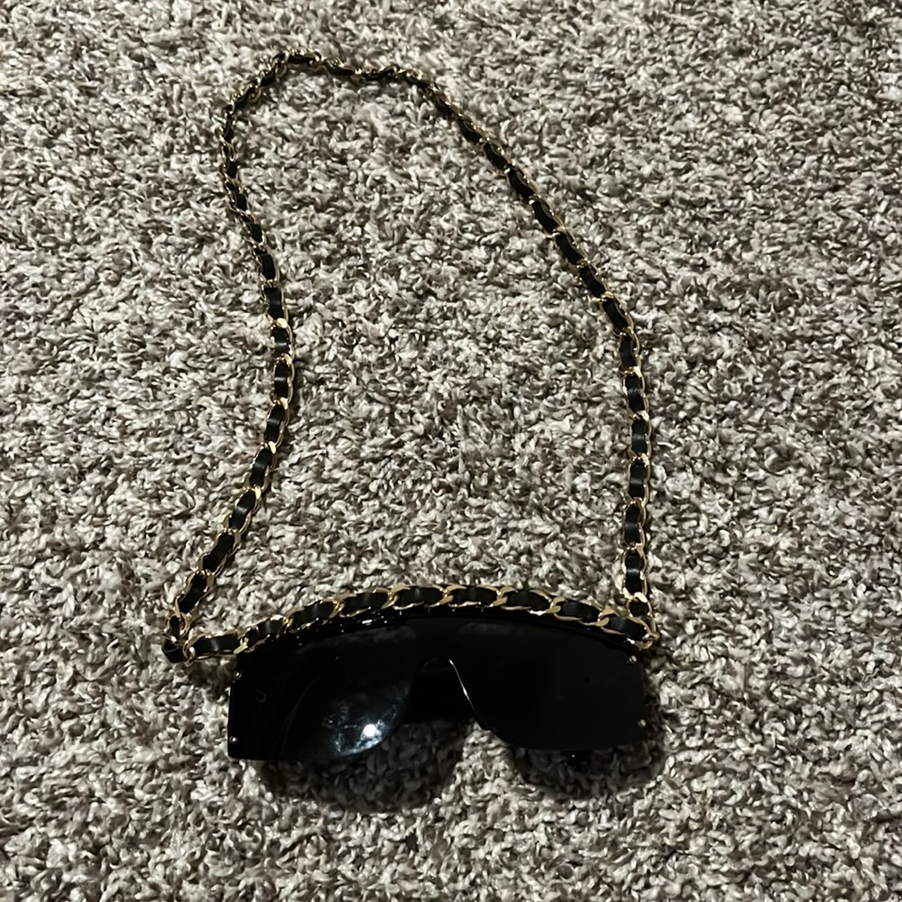 Authentic vintage Chanel sunglasses with leather gold chain - Picture 11 of 12